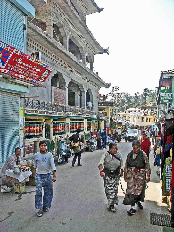 McLeod_Ganj_main_street_HRTCHUB